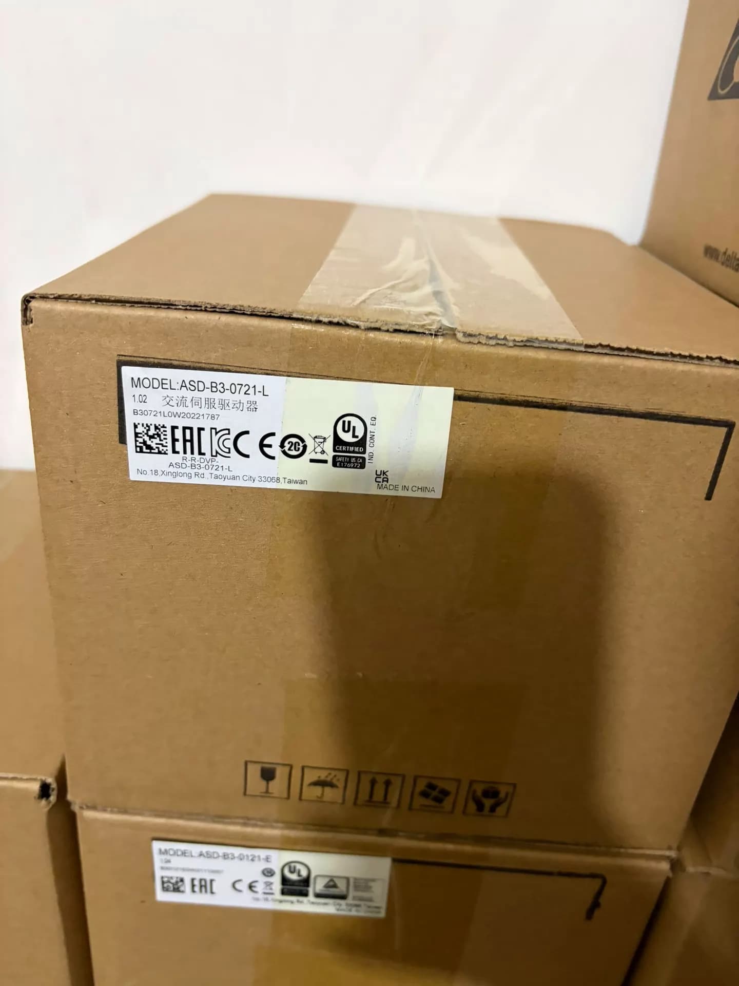 100% العلامة التجارية الجديدة الأصلية والحقيقية دلتا ASD-B3-0721-L/750 واط محولات التردد محرك سيرفو