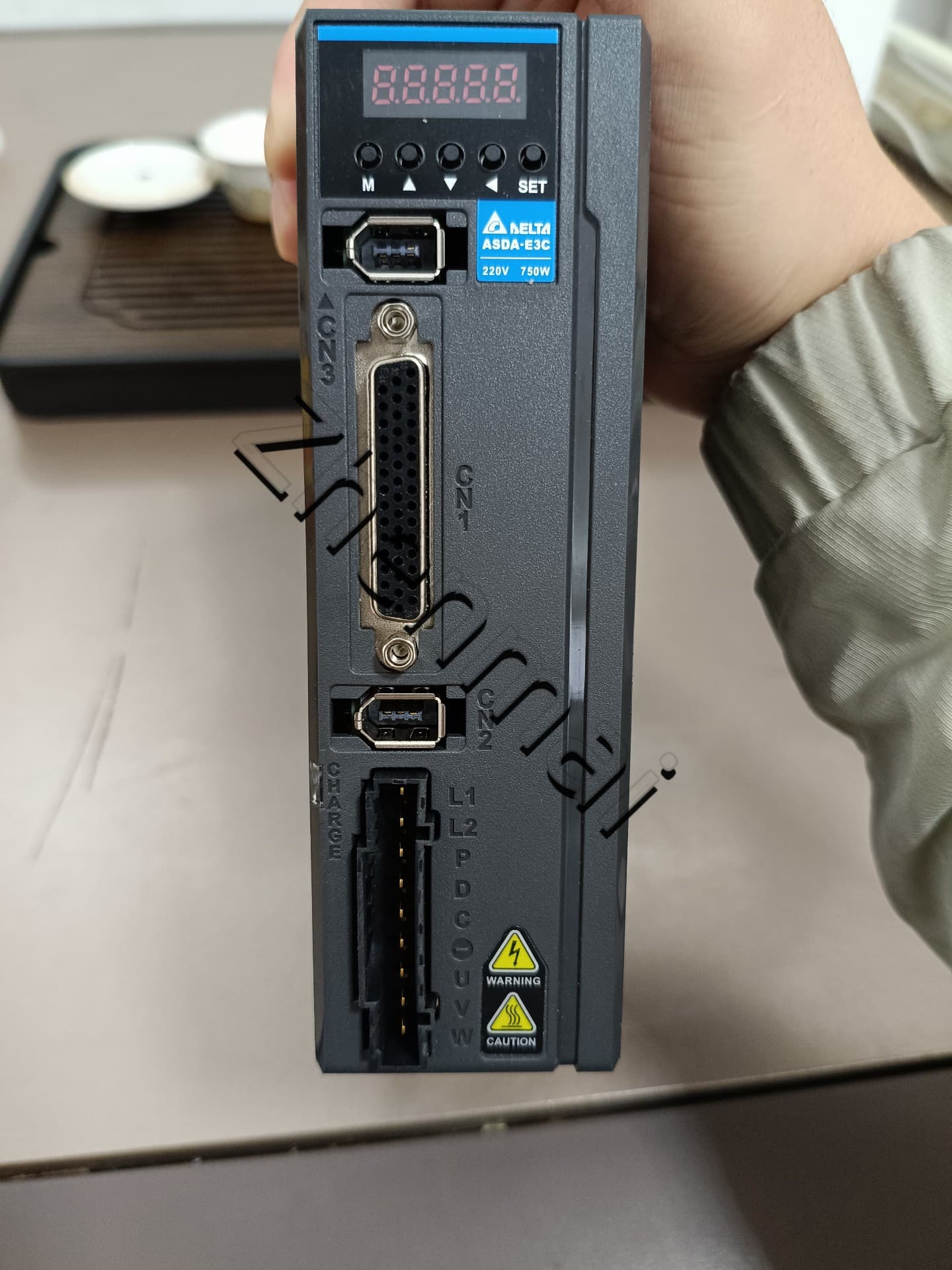 100% العلامة التجارية الجديدة الأصلية والحقيقية دلتا ASD-E3-0721-L محولات التردد محرك سيرفو