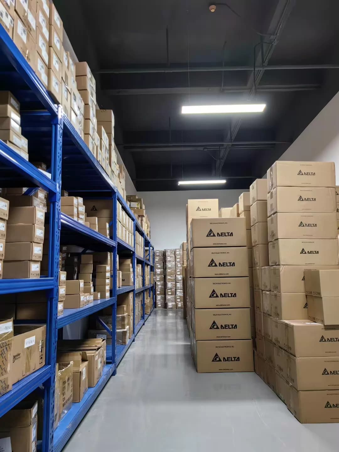100% العلامة التجارية الجديدة الأصلية والحقيقية دلتا VFD1320CP43B-21 380V132KW محولات التردد محرك سيرفو