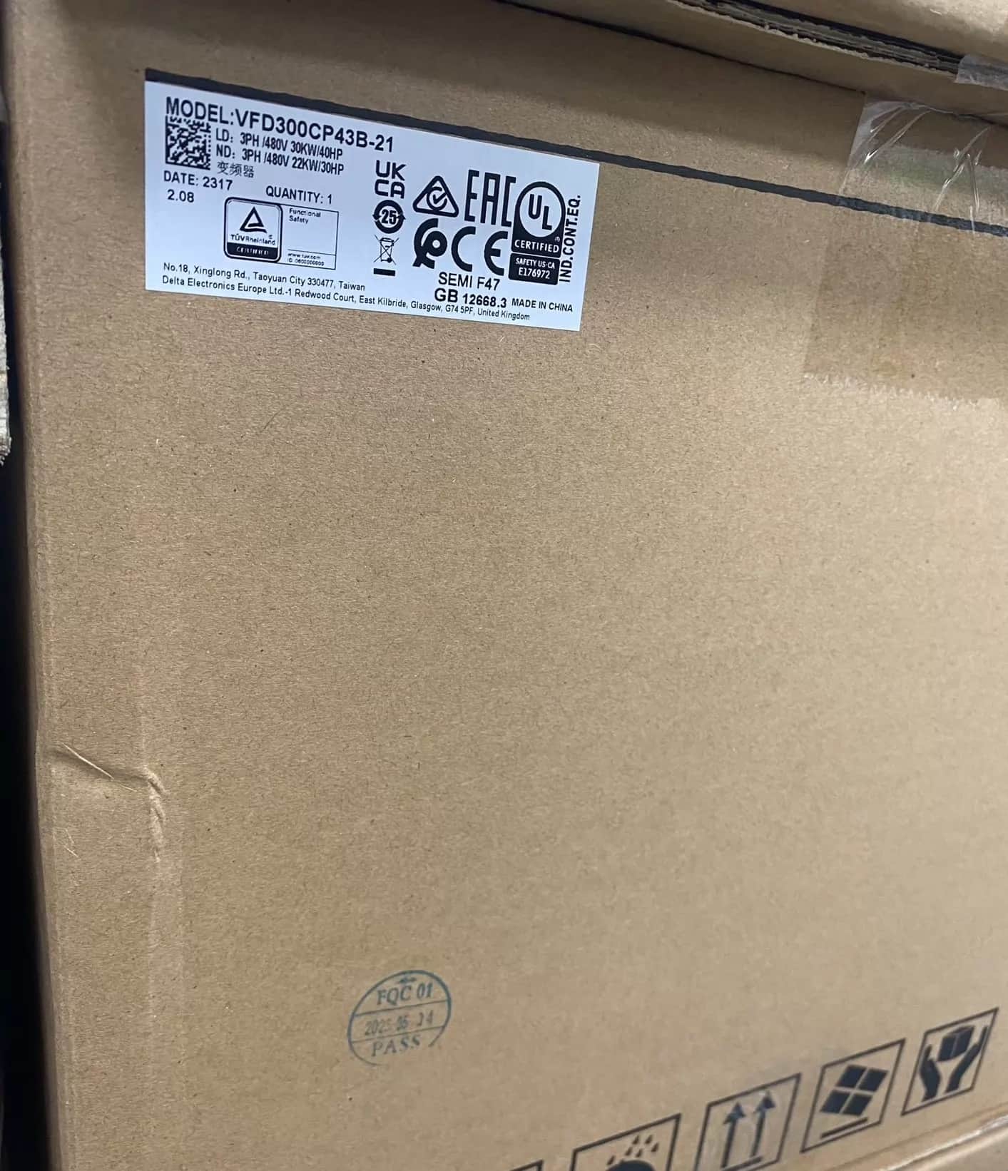 100% علامة تجارية جديدة ومبتكرة وحقيقية دلتا VFD300CP43B-21 380V30KW محولات التردد محرك سيرفو