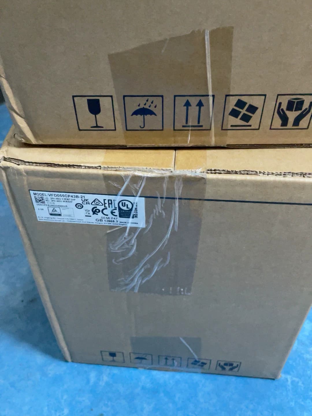 100% علامة تجارية جديدة ومبتكرة وحقيقية DeltaVFD055CP43B-21 380 فولت 5.5KW محولات التردد محرك سيرفو
