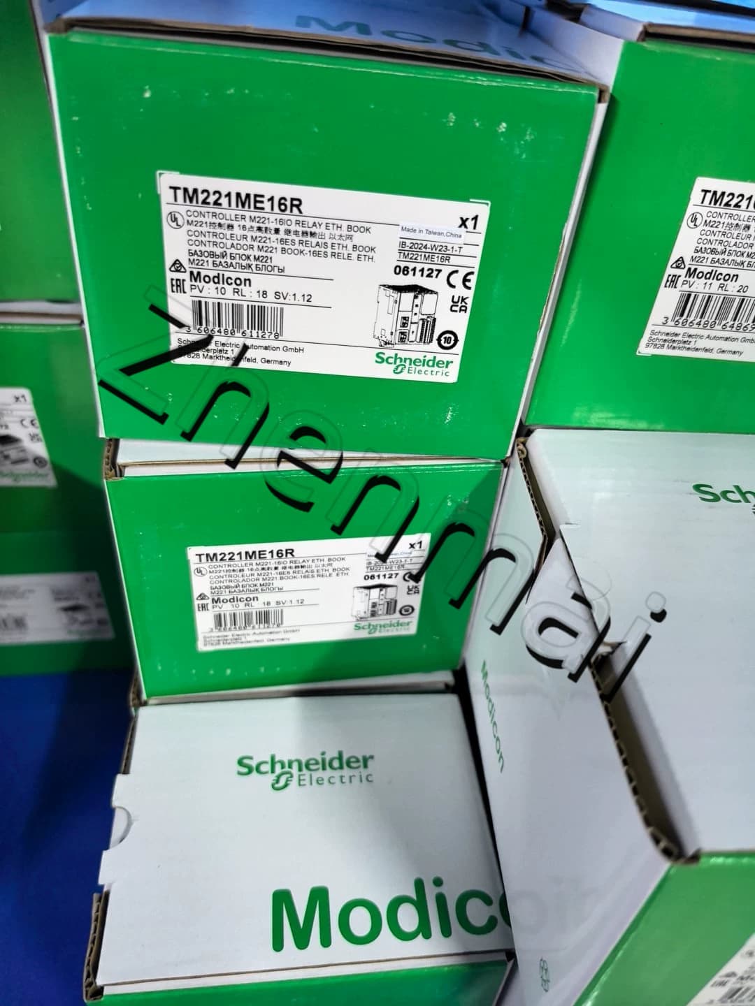 محولات التردد شنايدر TM221ME16R جديدة ومبتكرة وأصلية بنسبة 100%، وقواطع الدائرة، والموصلات، وأجهزة الحماية