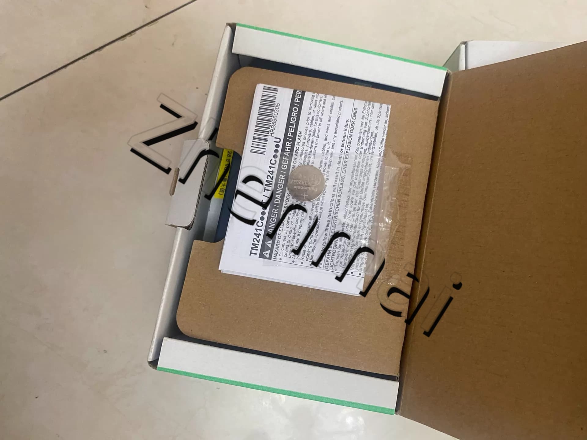 محولات التردد Schneider TM241C24R جديدة ومبتكرة وأصلية بنسبة 100%، وقواطع الدائرة، والموصلات، وأجهزة الحماية