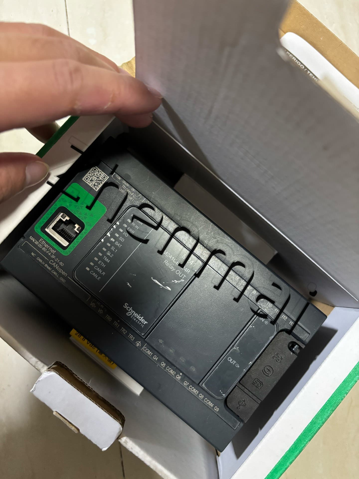 محولات التردد Schneider TM241CEC24T جديدة ومبتكرة وأصلية بنسبة 100%، وقواطع الدائرة، والموصلات، وأجهزة الحماية