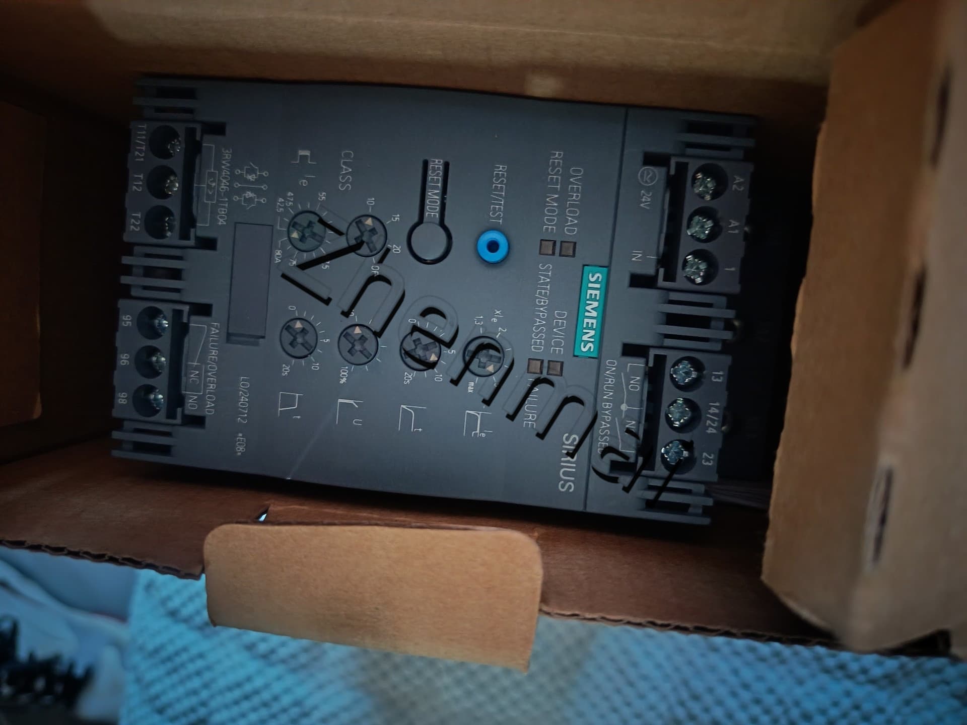 العلامة التجارية الجديدة، الأصلية، مباشرة من المصنع Siemens 3RW4046-1TB04 Soft Starter SIRIUS SOFT STARTER