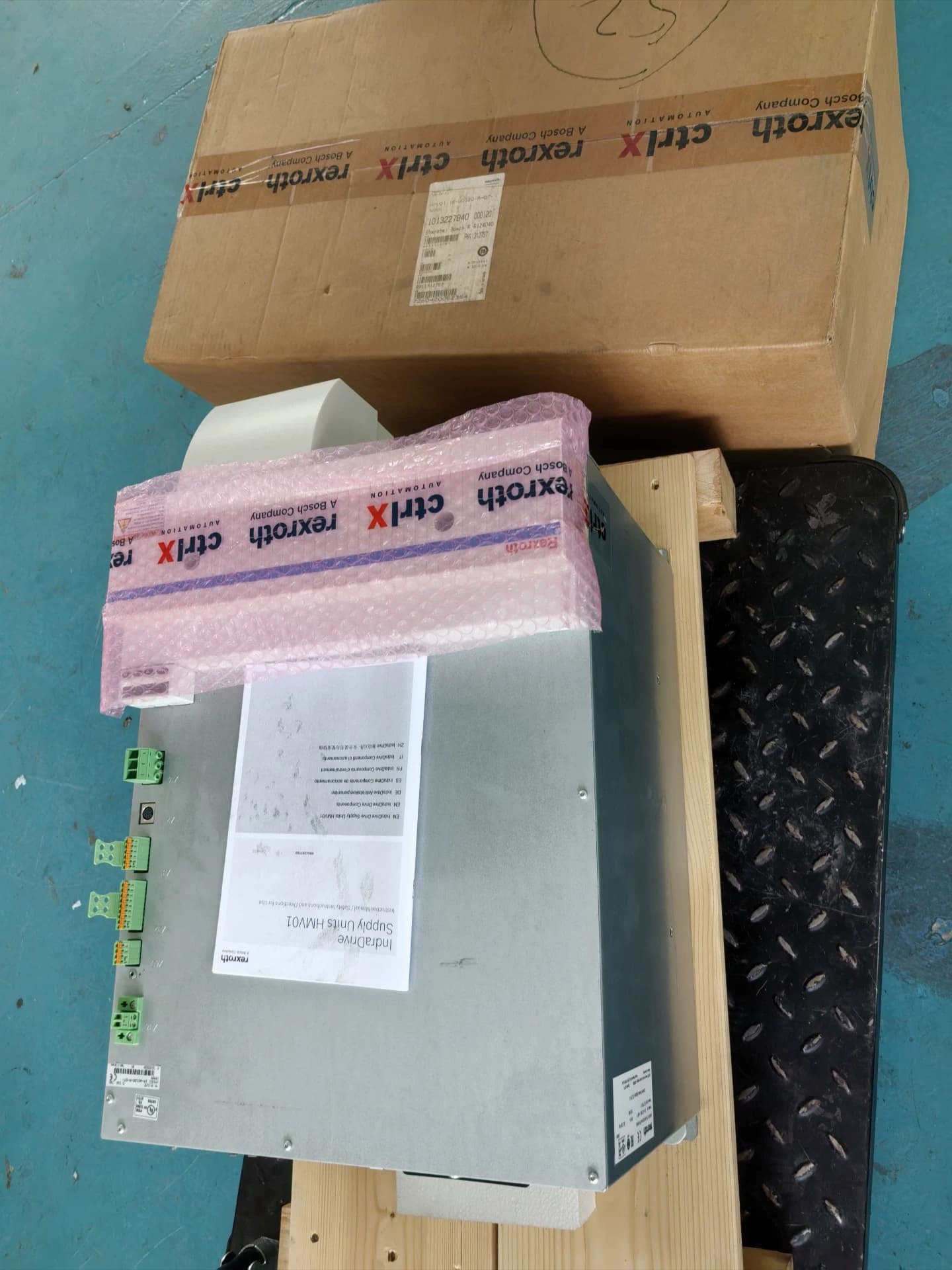 العلامة التجارية الجديدة الأصلي بوش ريكسروث محرك سيرفو HMV01.1R-W0120-A-07-NNNN محرك سيرفو الشحن السريع