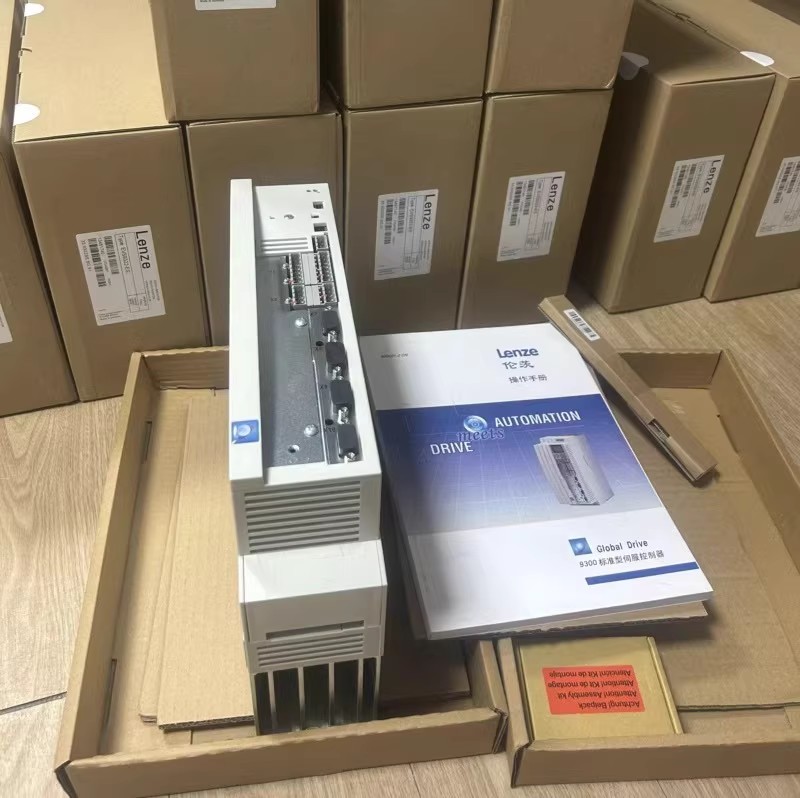 حقيقي جديد Lenze E82EV222-4C200 وحدة الإدخال/الإخراج الصناعية FedEx DHL الشحن السريع