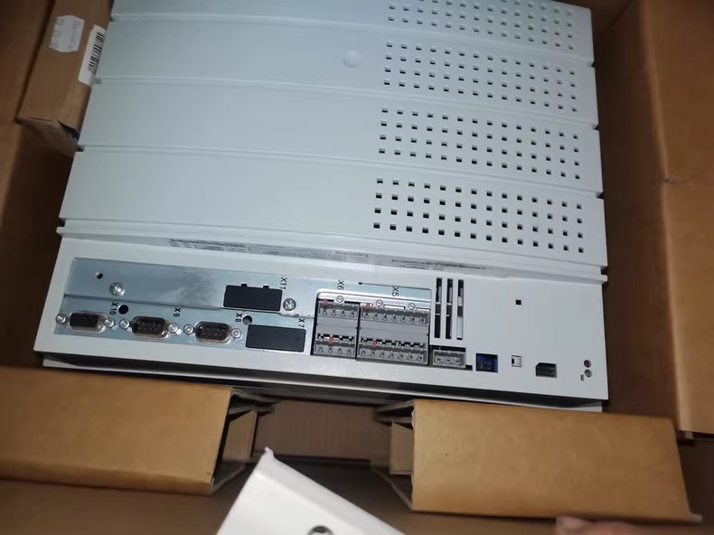 حقيقي جديد Lenze E82EV223-4B241 وحدة الإدخال/الإخراج الصناعية FedEx DHL الشحن السريع