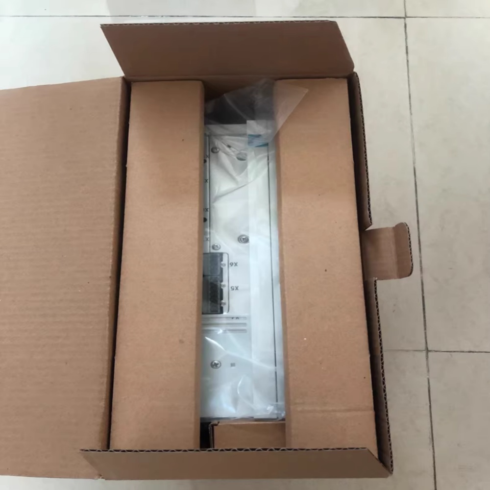 حقيقي جديد Lenze E82ZAFAC010 وحدة الإدخال/الإخراج الصناعية FedEx DHL الشحن السريع
